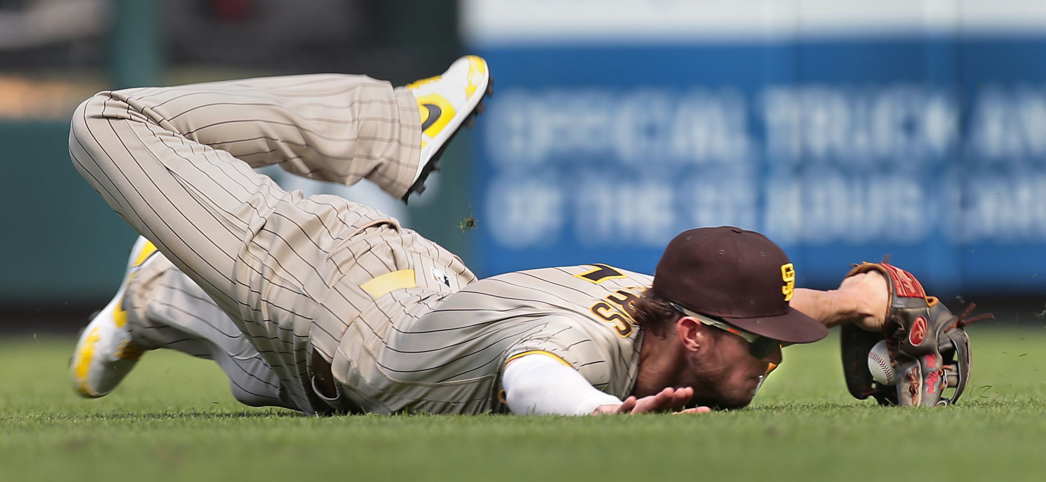 Cardinals sweep Padres with 8-7 victory